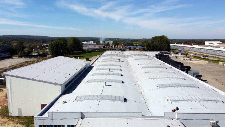 Membrany PVC i EPDM w renowacji dachów przemysłowych