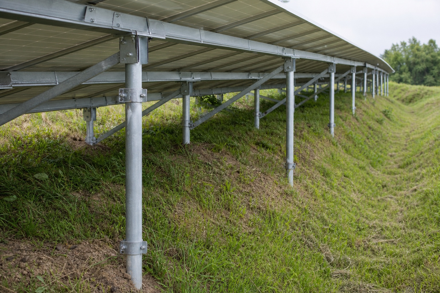 Stalowe podpory konstrukcji PV dopasowane do nierównego gruntu
