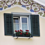 Parapety zewnętrzne – jak wybrać materiał i dopasować je do elewacji?